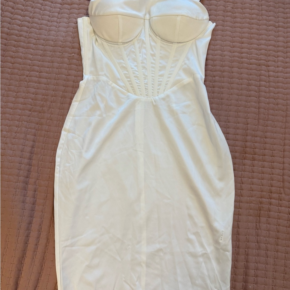 Elegant White Strapless Dress